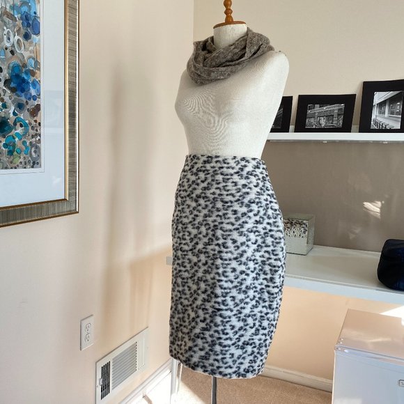 Ann Taylor Snow Leopard Print Wool Blend Skirt US6 - Picture 2 of 6